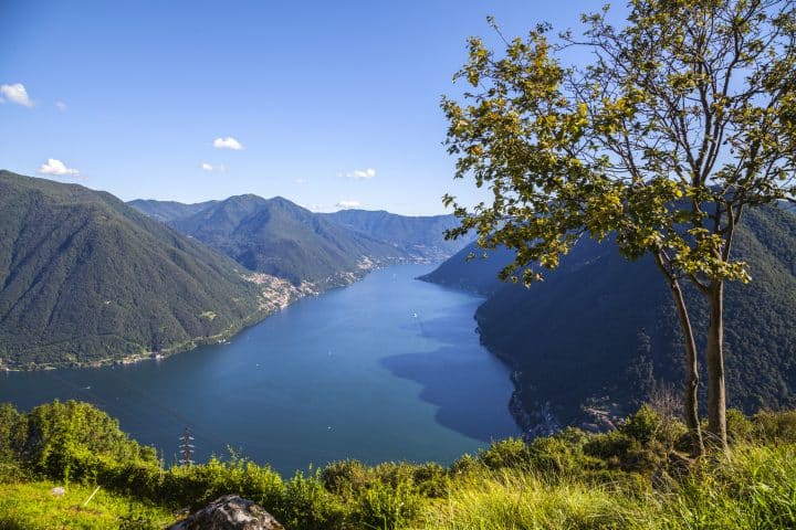 Panoramisch uitzicht vanuit Pigra op het Comomeer