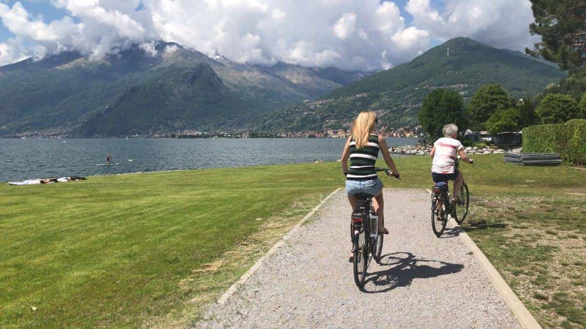 Fietsen op het strand bij Ostello - Domaso