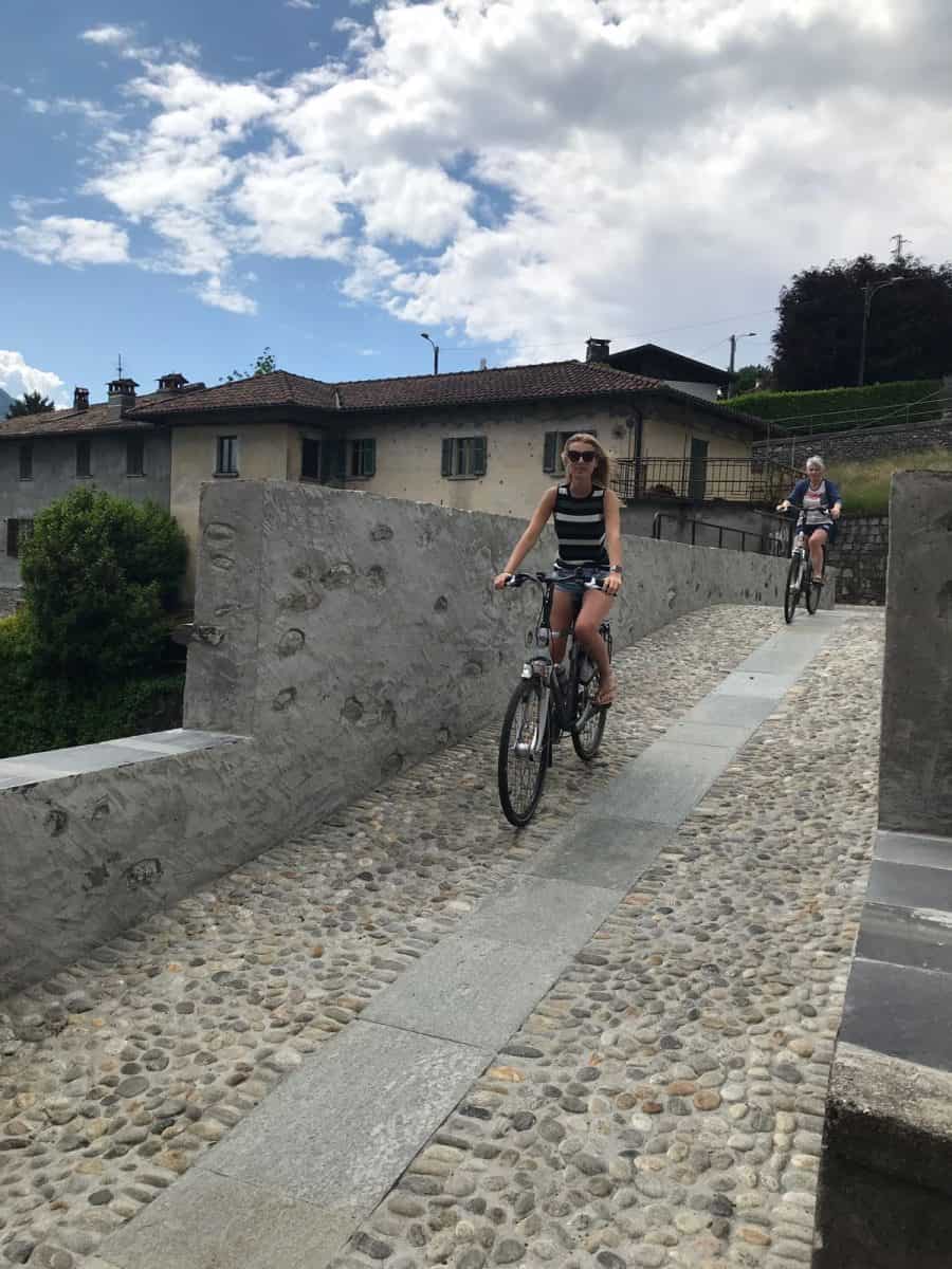 De vernieuwde oude brug in Domaso