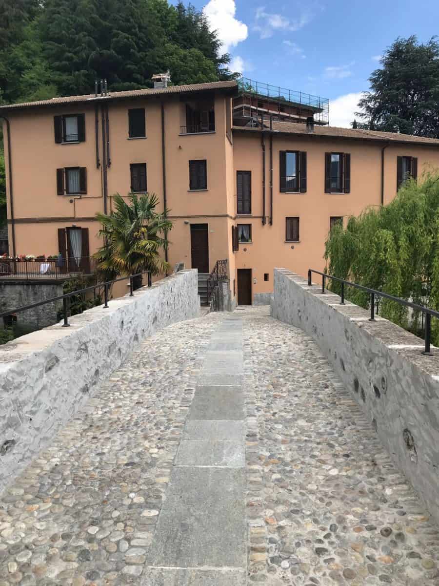 De opgeknapte oude brug in Domaso